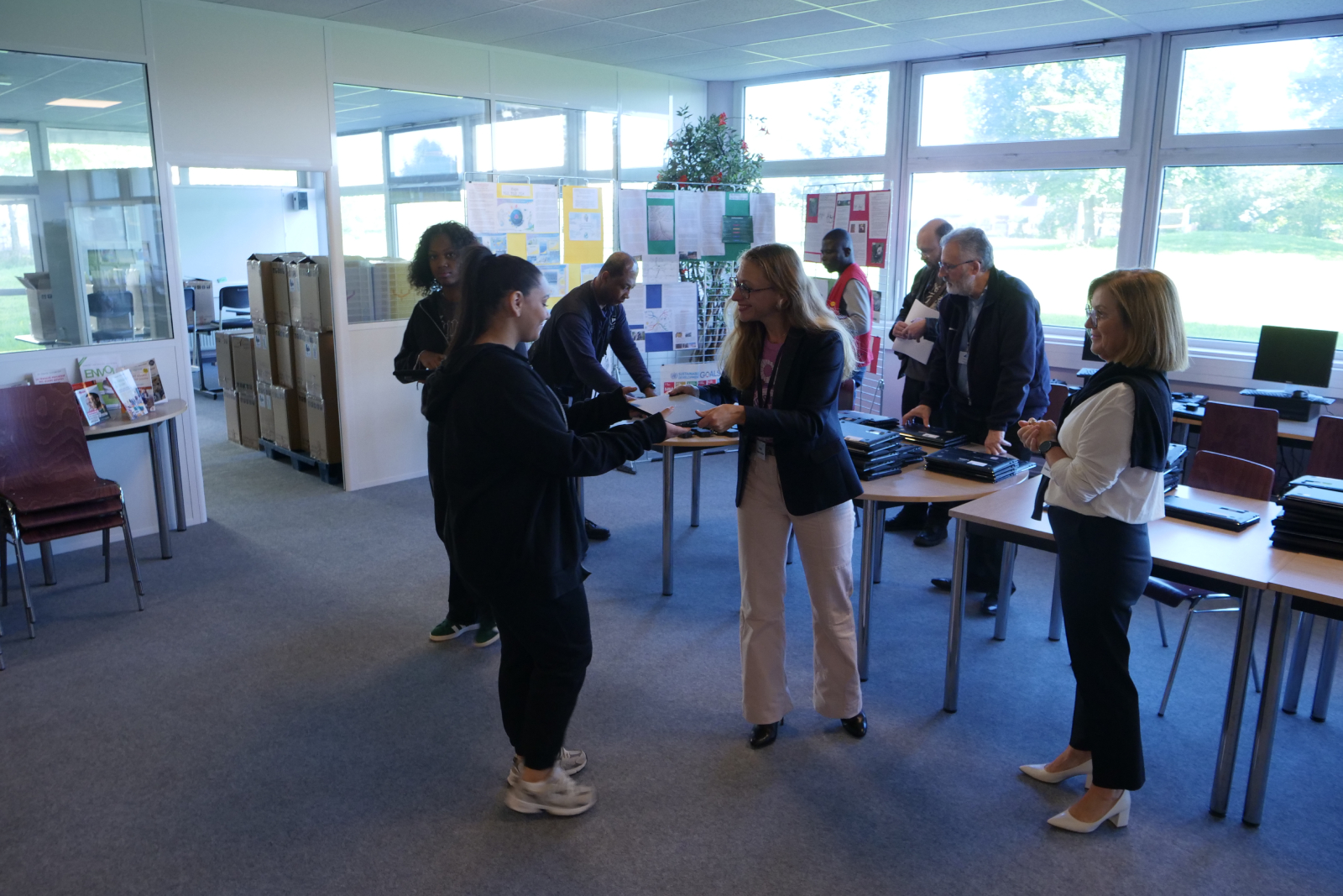 Remise d’ordinateurs aux lycéens